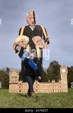 Artista Andrea Deans con il riparato effige di altoparlante John Bercow, tenendo le teste di Primo Ministro Boris Johnson e leader del partito laburista Jeremy Corbyn, dal Edenbridge Falò della società a Breezehurst Agriturismo parco industriale che sarà bruciato in un falò annuale celebrazione in Edenbridge, Kent. Foto Stock