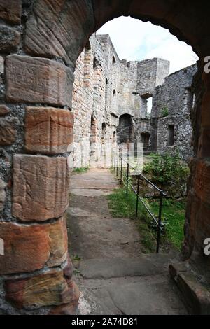 Il castello medievale di Nanstein è il rudere di un castello alta vicino a Landstuhl nel Palatinato occidentale.| | Utilizzo di tutto il mondo Foto Stock