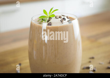 Il cibo della fotografia di un burro di arachidi, cioccolato e banana smoothie Foto Stock