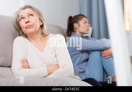 Figlia adulta oggetto di contesa con sua madre Foto Stock
