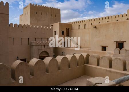 Nizwa, Oman ex capitale 140 chilometri da Muscat noto come un centro commerciale e famosa per le sue date e siti storici. Nizwa fort fu costruito nel 1668 D.C. dagli Imam Sultano bin Saif Al Ya'rubi. È Oman più visitate del monumento nazionale | Utilizzo di tutto il mondo Foto Stock