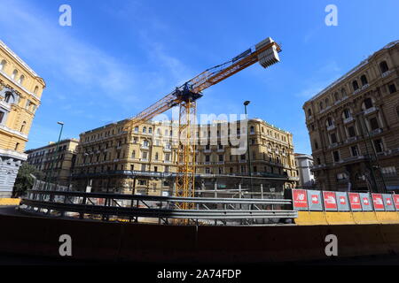 Napoli, Italia - 13 Ottobre 2019: il cantiere per la costruzione del nuovo Duomo metro linea Foto Stock