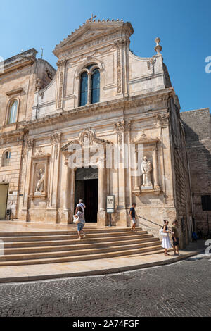 Scalinata che conduce alla Chiesa di San Francesco d'Assisi in Corso Giuseppe Mazzini a Ostuni in Puglia (Puglia), Italia Meridionale Foto Stock