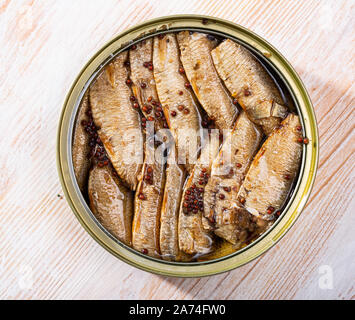 Immagine di conserve di piccole affumicato di sardine da Riga in aprire il barattolo di latta, nessuno Foto Stock