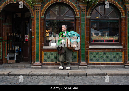 Un animatore di strada prendendo una pausa a Temple Bar, Dublino, Irlanda. Foto Stock