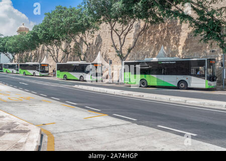 Valletta Malta gli autobus del trasporto pubblico parcheggiato presso la baia B4. Nuovo verde e bianco autobus diesel in flotta a La Valletta fermata bus station in una giornata di sole. Foto Stock