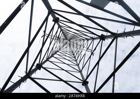 Di energia elettrica ad alta tensione pilone visto da sotto Foto Stock