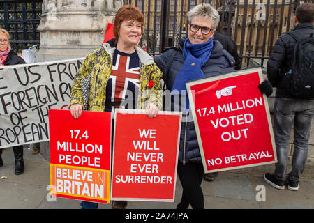 Westminster, Londra, Regno Unito. 29 ottobre, 2019. Brexit lasciare gli attivisti tenere 17,4 milioni votato fuori cartelloni al di fuori della House of Commons il giorno di elezione generale è chiamato. Credito: Maureen McLean/Alamy Foto Stock