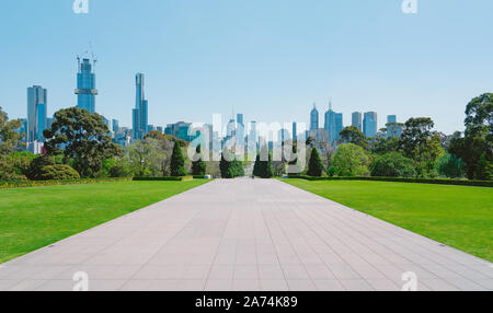 Melbourne cityscape vista vuota con pavimento di cemento ed erba verde . Foto Stock