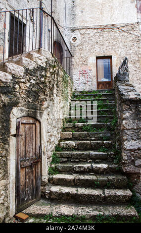 Santo Stefano di Sessanio, old run-giù pietra gradino con moss Foto Stock