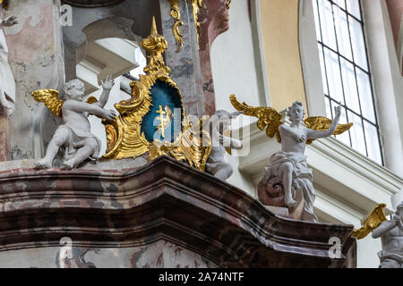 Dettaglio di uno degli altari in stile rococò con cartiglio e angeli bianco della Chiesa Dominicana di Spirito Santo Spirito a Vilnius, Lituania Foto Stock