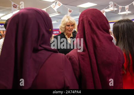 La duchessa di Cornovaglia incontra gli alunni durante una visita alla scuola di Mulberry per ragazze a Whitechapel, East London, che svolge un ruolo importante nelle donne di tutto il mondo (WOW) Festival di cui lei è presidente. Foto Stock