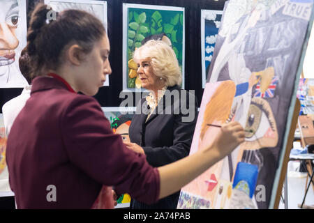 La duchessa di Cornovaglia incontra gli studenti che partecipano a un'arte classe durante una visita alla scuola di Mulberry per ragazze a Whitechapel, East London, che svolge un ruolo importante nelle donne di tutto il mondo (WOW) Festival di cui lei è presidente. Foto Stock