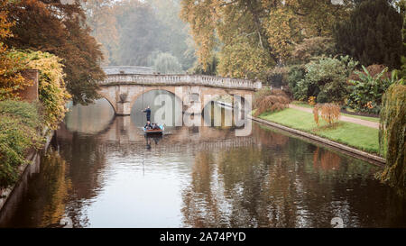 Persone punting su un punt lungo il fiume Cam, Cambridge Regno Unito vicino a Clare College bridge. Foto Stock