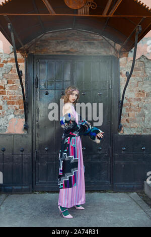 Ragazza in un etnica vintage moda abiti fatti a mano in posa all'aperto . Insolito costume retrò sul corpo ragazza, smile e allegra di emozioni. Russia, Sverdlo Foto Stock