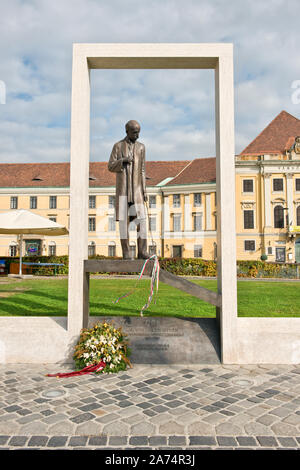 Statua commemorativa al di fuori il teatro di corte di Buda. Un ex chiesa carmelitana e il monastero. Il Buda Castle District Foto Stock