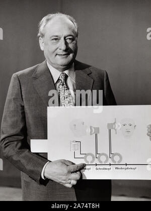 Il Professor Walter Bruch, deutscher Fernsehpionier und Entwickler des PAL-Verfahrens, Deutschland ca. 1963. TV tedesca pioniere e sviluppatore del sistema PAL, Walter Bruch, Germania ca. 1963. Foto Stock