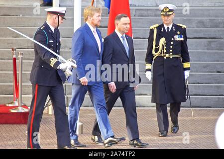 L'Aia, Paesi Bassi. 29 ott 2019. Dutch King Willem-Alexander (2 L) e Presidente polacco Andrzej Duda (seconda R) ispezionare la guardia d'onore durante una cerimonia di benvenuto a Palazzo Noordeinde all'Aia, nei Paesi Bassi, ottobre 29, 2019. Credito: Sylvia Lederer/Xinhua/Alamy Live News Foto Stock