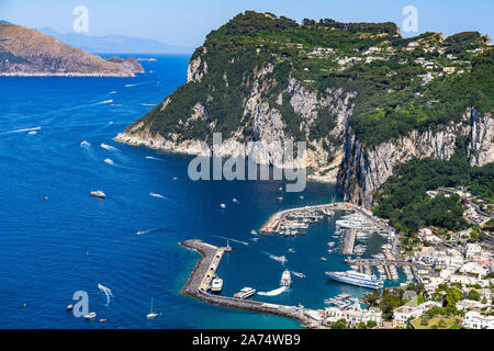 Marina Grande Porto e la Punta del Capo visto dalla Scala Fenicia (Scala Fenicia), Capri, Campania, Italia Foto Stock