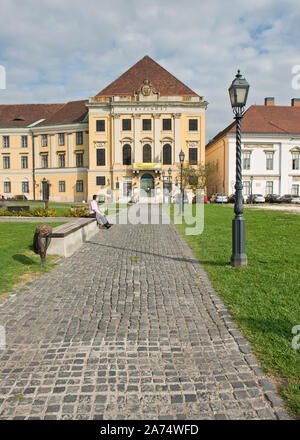 Sentiero acciottolato che conduce al teatro di corte di Buda. Un ex chiesa carmelitana e il monastero. Il quartiere del Castello di Buda, Budapest Foto Stock