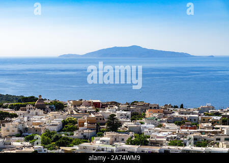 Vista panoramica della città di Anacapri, Ischia e le altre isole flegrei dalla seggiovia rinding fino al Monte Solaro, Capri, Campania, Italia Foto Stock