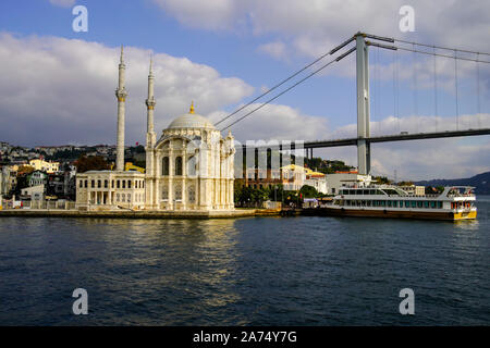 Vista della Moschea Ortakoy e il primo ponte sul Bosforo, Istanbul, Turchia. Foto Stock