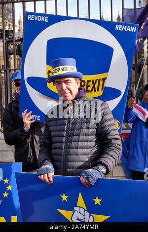 Westminster, Inghilterra, Regno Unito. Il 30 ottobre 2019. Rimangono i manifestanti di fronte alla House of Commons celebrando un altro ritardo nell attuazione Brexit, evidenziando che il termine imposto di Halloween andrà con il Regno Unito ancora in Unione Europea, contrariamente alle promesse del Primo Ministro. Steve Bray, Mr.Stop Brexit, sorridente di fronte hat segno per cui egli è famosa per la. Credito: JF Pelletier/Alamy Live News. Foto Stock