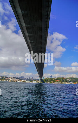 Famoso Ponte sul Bosforo o il primo ponte sul Bosforo il collegamento di Asia e Europa. Istanbul, Turchia. Vista dal lato asiatico. Foto Stock