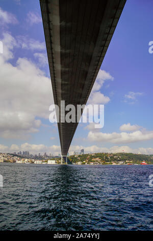 Famoso Ponte sul Bosforo o il primo ponte sul Bosforo il collegamento di Asia e Europa. Istanbul, Turchia. Vista dal lato asiatico. Foto Stock