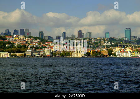 Vista panoramica della parte europea di Istanbul e lo stretto del Bosforo che separa la Turchia asiatica da Turchia europea. Foto Stock