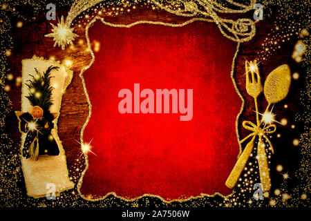 Sfondo per scrivere il menu di Natale, scheda di invito. Oro posate e tovagliolo con angelo, rosso vuoto pergamena di carta Foto Stock