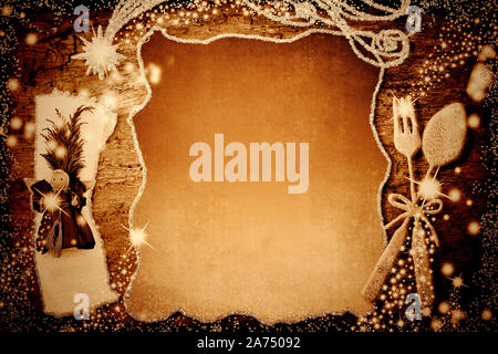 Sfondo per scrivere il menu di Natale, invito shabby style.Gold posate e tovagliolo con angelo, vuoto tonalità seppia carta pergamena Foto Stock