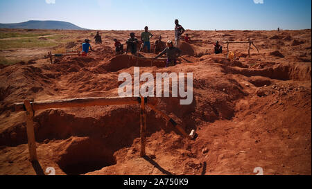 Miniere di gemme, oro e zaffiri 08 dicembre 2018 Ilakaka Ihosy distretto, Regione di Ihorombe, Madagascar Foto Stock