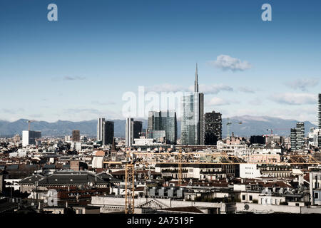 Milano (Italia) skyline con moderni grattacieli di Porta Nuova business district. Vista panoramica della città di Milano. Paesaggio italiano. Foto Stock