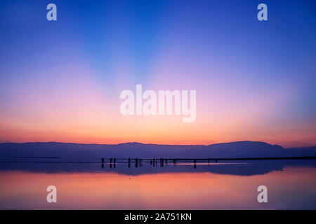 Un gruppo di fotografi di scattare le foto del tramonto sulla riva del Mar Morto. Israele Foto Stock
