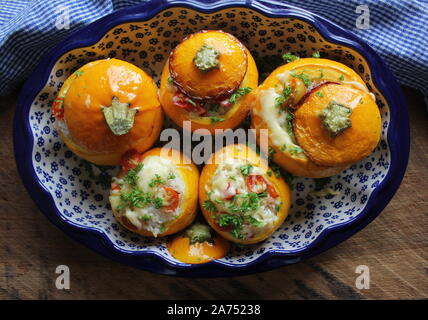 Round arrosto zucchine ripiene con riso e mozzarella. Vista superiore Foto Stock