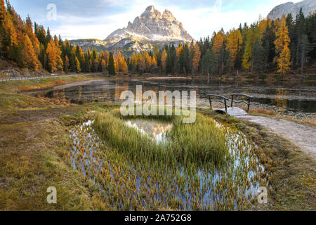 Antorno lake (Lago Antorno) con famose Tre Cime di Lavaredo (Drei Zinnen) montare in autunno. Alpi Dolomitiche, Provincia di Belluno, Italia, Europa. Foto Stock