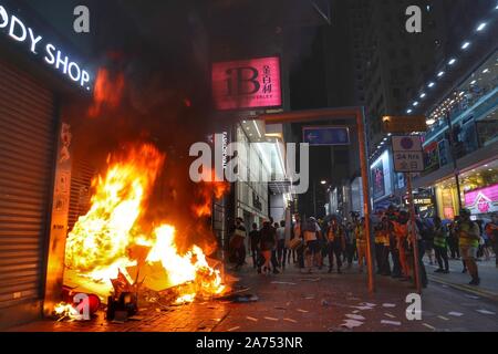 Hong Kong. 30 ott 2019. I manifestanti avevano appiccato il fuoco a la Causeway Bay di Hong Kong, Cina del sud, il 4 ottobre, 2019. Credito: Xinhua/Alamy Live News Foto Stock