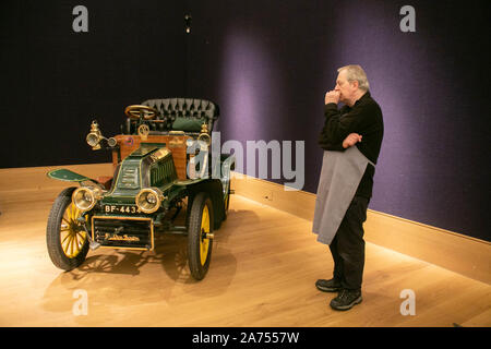 Bonhams Londra , 30 ottobre 2019. Un assistente Bonhams viste a 1904 De Dion Bouton modello Y 6HP a due posti, Stima £38,000 - 42,000 davanti alla Pioneer Motor auto asta vendita presso Bonhams amer ghazzal /Alamy live News Foto Stock