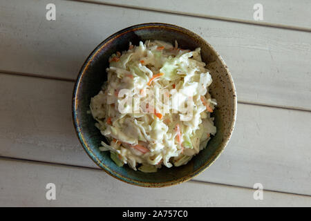 Vista dall'alto di una ciotola riempita con tradizionale del sud coleslaw. Foto Stock