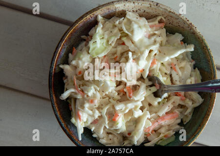 Vista dall'alto di una ciotola riempita con tradizionale del sud coleslaw. Foto Stock