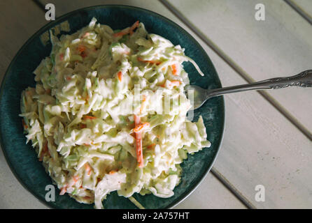 Vista dall'alto di una ciotola riempita con tradizionale del sud coleslaw. Foto Stock