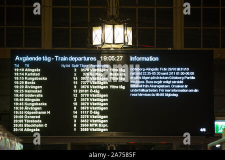 Gothenburg, Svezia. 23 Ott, 2019. Scheda di informazioni visualizzate in Gothenburg Stazione Centrale.La stazione serve 27 milioni di passeggeri all'anno, il che rende la seconda più grande stazione ferroviaria in Svezia. Credito: Karol Serewis SOPA/images/ZUMA filo/Alamy Live News Foto Stock