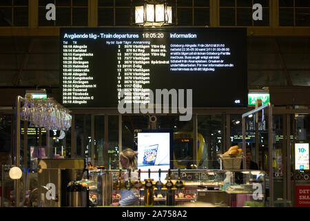 Gothenburg, Svezia. 23 Ott, 2019. Scheda di informazioni visualizzate in Gothenburg Stazione Centrale.La stazione serve 27 milioni di passeggeri all'anno, il che rende la seconda più grande stazione ferroviaria in Svezia. Credito: Karol Serewis SOPA/images/ZUMA filo/Alamy Live News Foto Stock