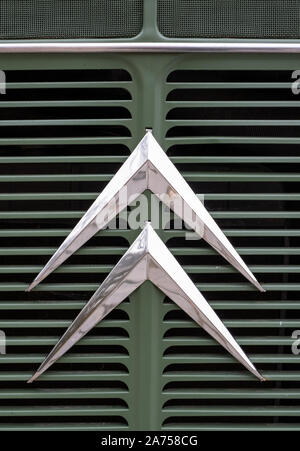 Retrò Citroen logo sulla calandra anteriore di un verde retrò Citroen van. Foto Stock