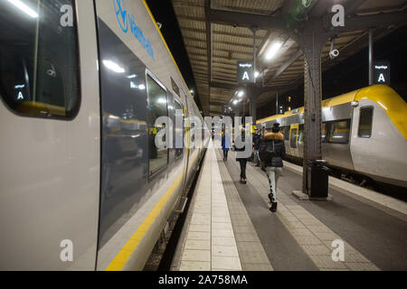 Gothenburg, Svezia. 23 Ott, 2019. Passeggeri a piedi tra i treni a Göteborg la stazione ferroviaria centrale.La stazione serve 27 milioni di passeggeri all'anno, il che rende la seconda più grande stazione ferroviaria in Svezia. Credito: Karol Serewis SOPA/images/ZUMA filo/Alamy Live News Foto Stock