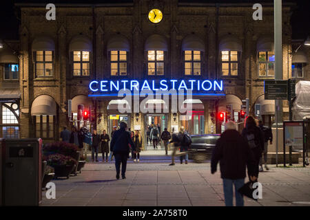 Gothenburg, Svezia. 23 Ott, 2019. Le persone al di fuori del Consiglio di Göteborg Stazione Centrale.La stazione serve 27 milioni di passeggeri all'anno, il che rende la seconda più grande stazione ferroviaria in Svezia. Credito: Karol Serewis SOPA/images/ZUMA filo/Alamy Live News Foto Stock