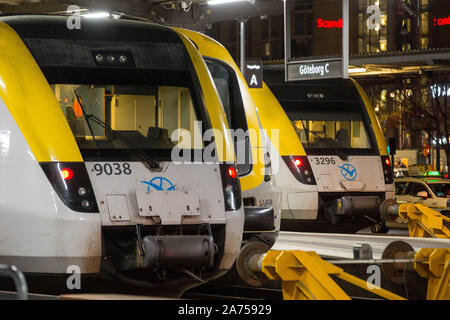 Gothenburg, Svezia. 23 Ott, 2019. I treni a Göteborg la stazione ferroviaria centrale.La stazione serve 27 milioni di passeggeri all'anno, il che rende la seconda più grande stazione ferroviaria in Svezia. Credito: Karol Serewis SOPA/images/ZUMA filo/Alamy Live News Foto Stock