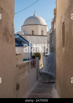 Una vista di una sfumatura ombra back street in epoca medievale città Emborio village alla chiesa cappella pareti strette Santorini Foto Stock