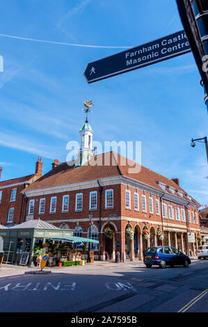 East St Farnham Surrey guardando verso Farnham municipio con il castello di mercato St in primo piano Foto Stock